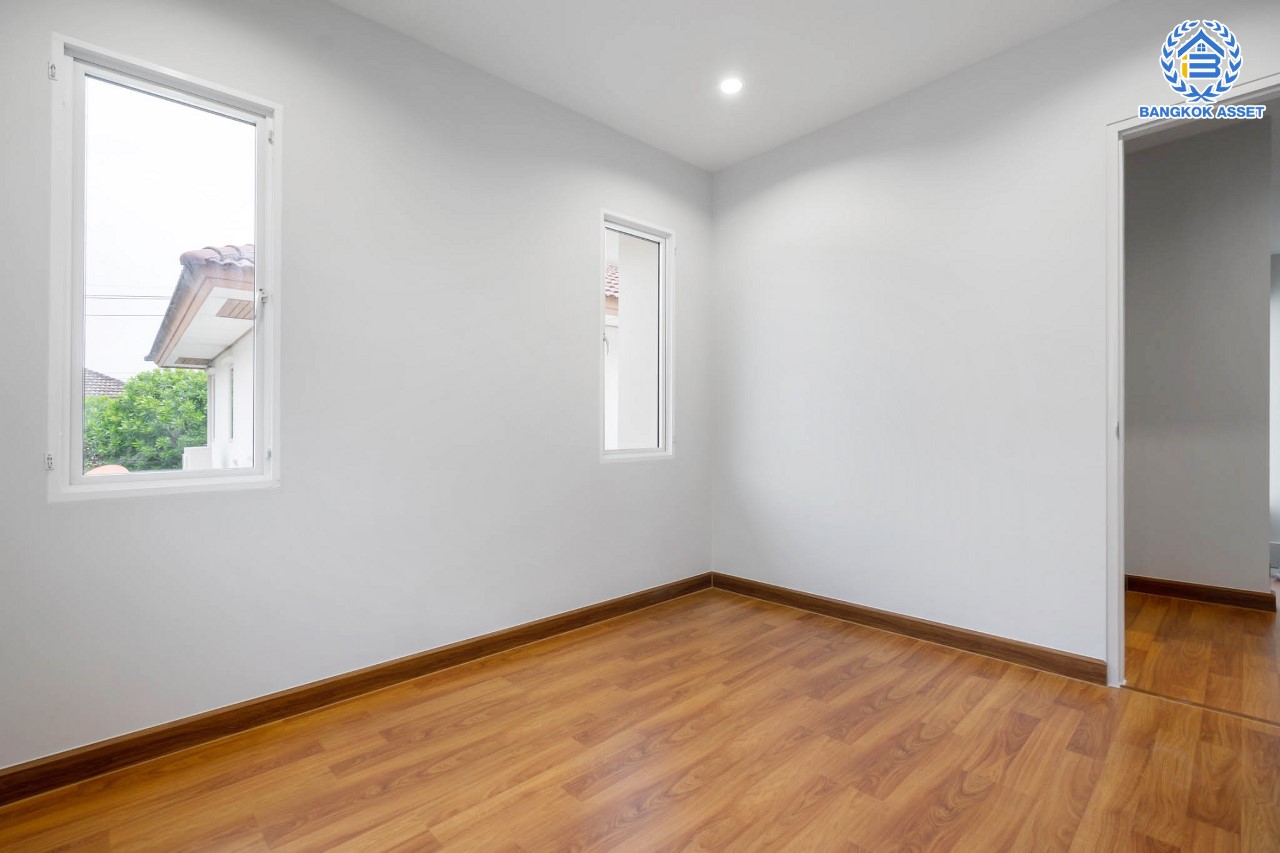 บ้านมือสองตกแต่งใหม่ แบรนด์ Sansiri ม.ฮาบิเทีย บางใหญ่ หลังมุม เนื้อที่ 58.8 ตร.ว. ฟังก์ชัน 3 ห้องนอน 3 ห้องน้ำ จอดรถได้ 2 คัน บนทำเลเดินทางสะดวก เชื่อมสู่ย่านใจกลางเมืองได้อย่างรวดเร็ว ใกล้เซ็นทรัลเวสต์เกต และรถไฟฟ้าสายสีม่วง "สถานีคลองบางไผ่"